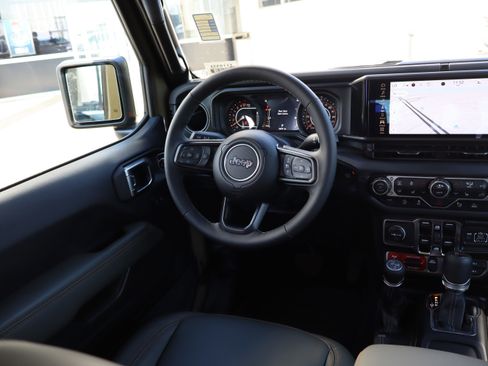 Used 2025 Jeep Gladiator Mojave image 13