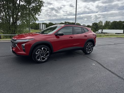 New 2026 Chevrolet Trax RS w/ Sunroof Package FWD image 25