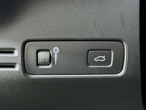 Used 2021 Volvo XC40 P8 Recharge w/ Advanced Package image 17