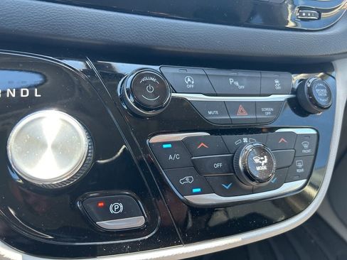 Used 2020 Chrysler Voyager L FWD image 5