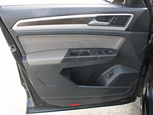 Certified 2022 Volkswagen Atlas SE w/ Black Wheel Package image 9