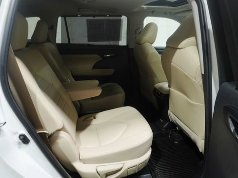 Used 2023 Toyota Highlander XLE image 15