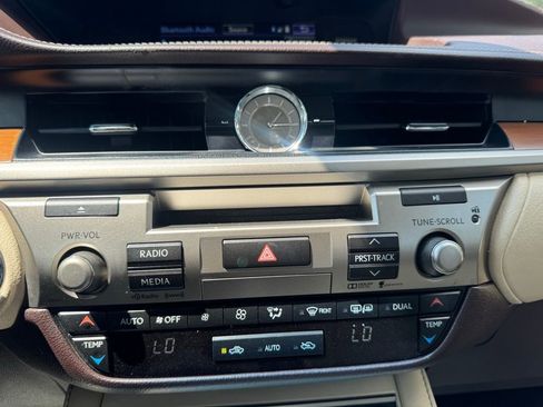 Used 2016 Lexus ES 300h w/ Luxury Package w/Wood Trim image 13