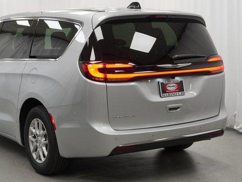 New 2026 Chrysler Pacifica Select image 12