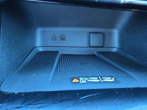 Used 2025 Chevrolet Traverse LT image 28