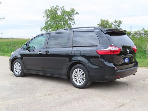Used 2016 Toyota Sienna XLE w/ XLE Navigation Package FWD image 28