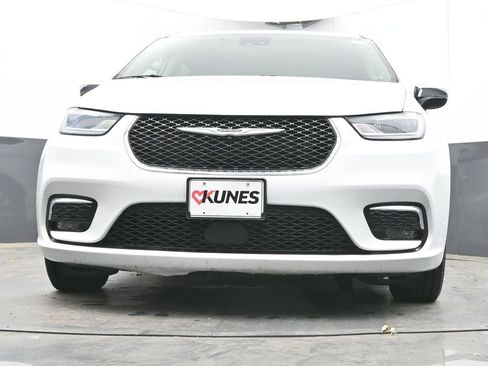 Used 2023 Chrysler Pacifica Limited FWD image 46