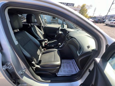Used 2018 Chevrolet Trax LT w/ LT Convenience Package FWD image 14