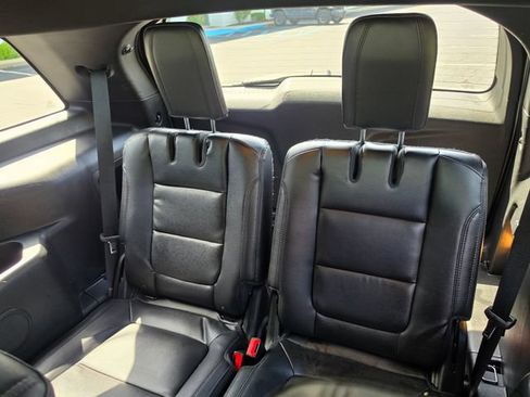 Used 2016 Ford Explorer XLT w/ Equipment Group 202A FWD image 26