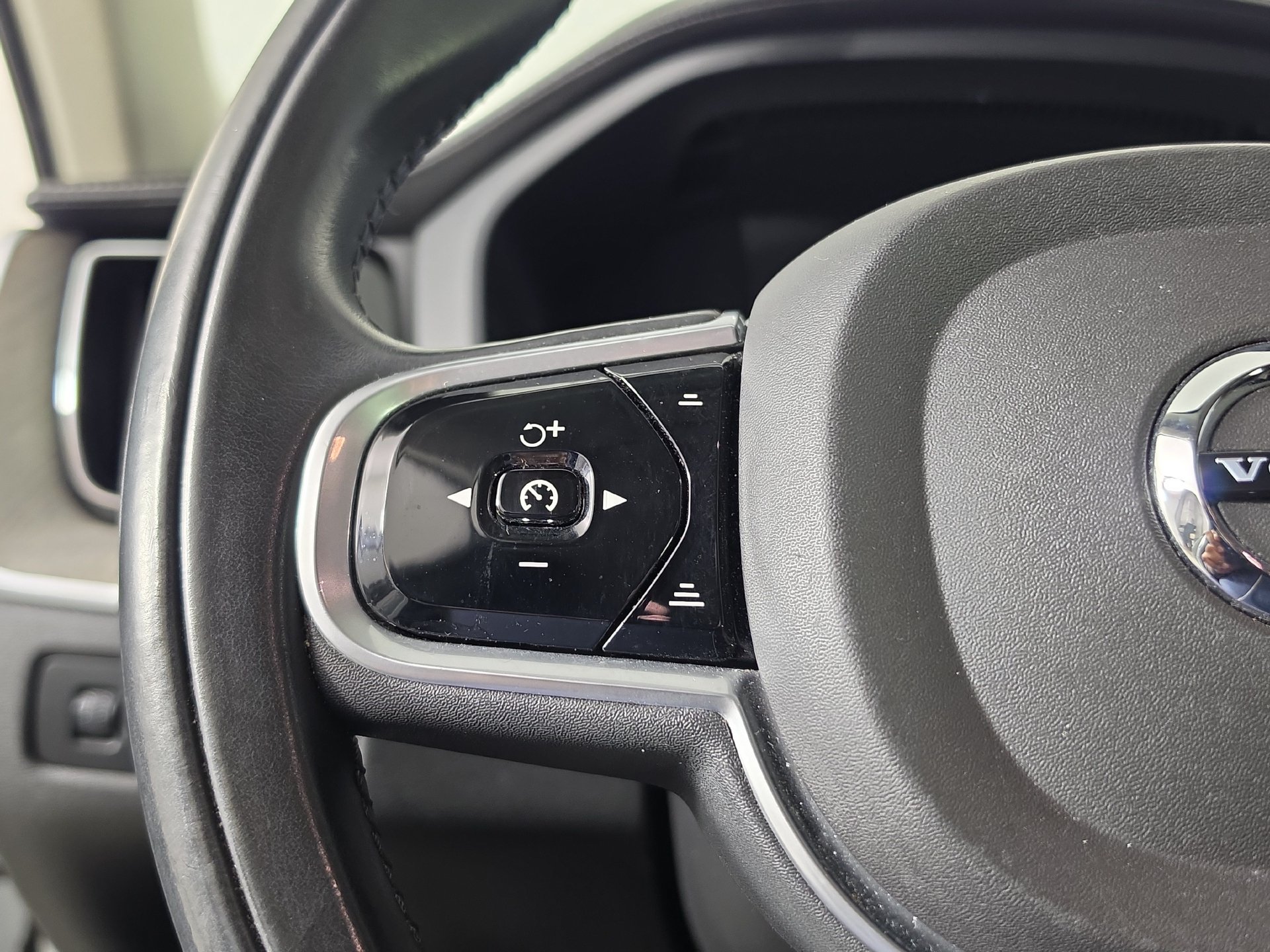 Used 2018 Volvo XC60 T6 Inscription w/ Convenience Package AWD/4WD image 10