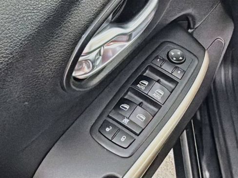 Used 2018 Jeep Cherokee Limited AWD/4WD image 18