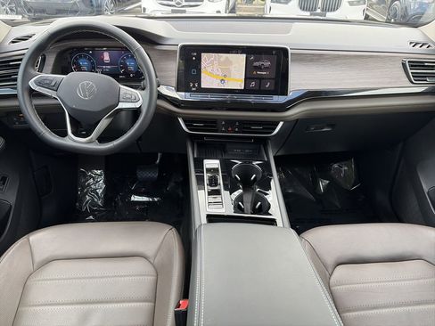 Used 2025 Volkswagen Atlas SEL AWD/4WD image 4