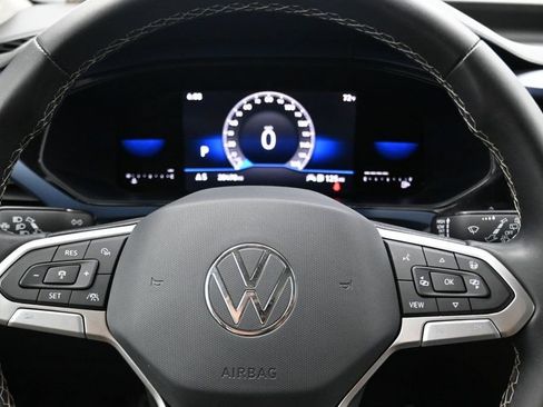 Used 2023 Volkswagen Taos SE w/ Panoramic Sunroof Package FWD image 17