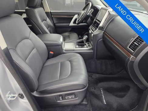 Used 2018 Toyota Land Cruiser image 29