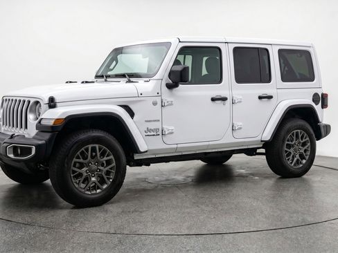 Used 2025 Jeep Wrangler Sahara image 3