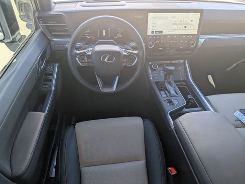 Used 2024 Lexus GX 550 image 3