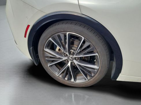 Used 2025 Toyota Prius Limited w/ Limited Premium Package FWD image 20