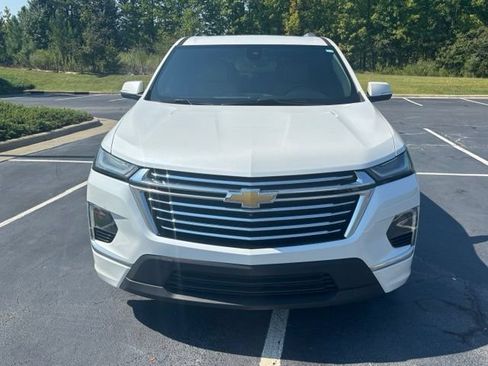 Used 2023 Chevrolet Traverse Premier FWD image 3