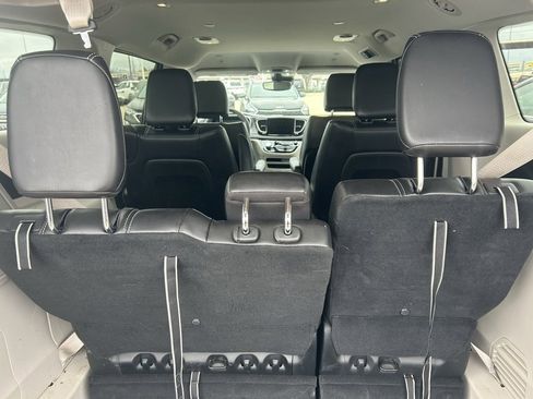 Used 2023 Chrysler Pacifica Touring-L image 9