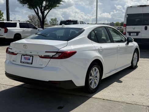 Used 2025 Toyota Camry LE image 5