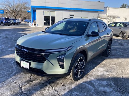 Used 2024 Chevrolet Trax RS w/ Driver Confidence Package image 3