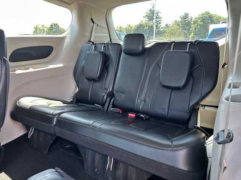 Certified 2024 Chrysler Pacifica Touring-L FWD image 9