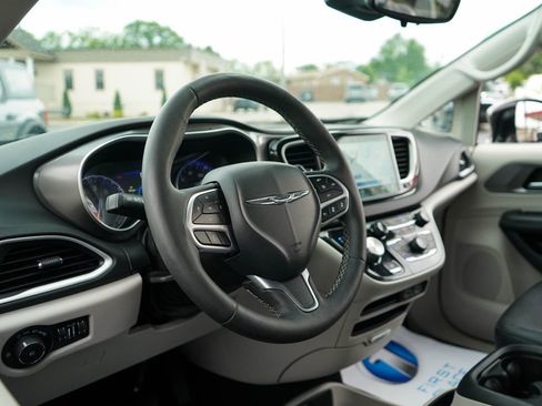 Used 2024 Chrysler Pacifica Touring-L FWD image 5