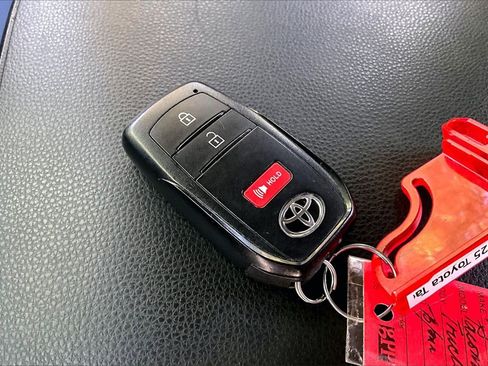 Used 2025 Toyota Tacoma TRD Off-Road image 32