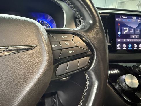 Used 2019 Chrysler Pacifica Touring-L Plus w/ S Appearance Package image 16