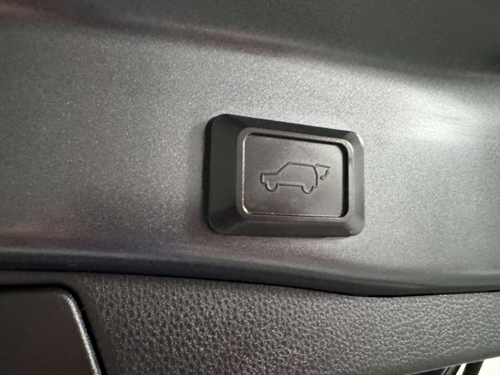 Used 2020 Toyota RAV4 Limited FWD image 19
