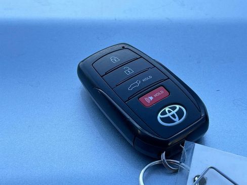 Used 2024 Toyota Highlander LE AWD/4WD image 11