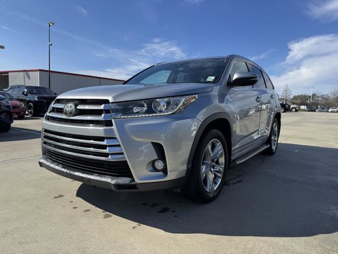 Used 2017 Toyota Highlander Limited image 3