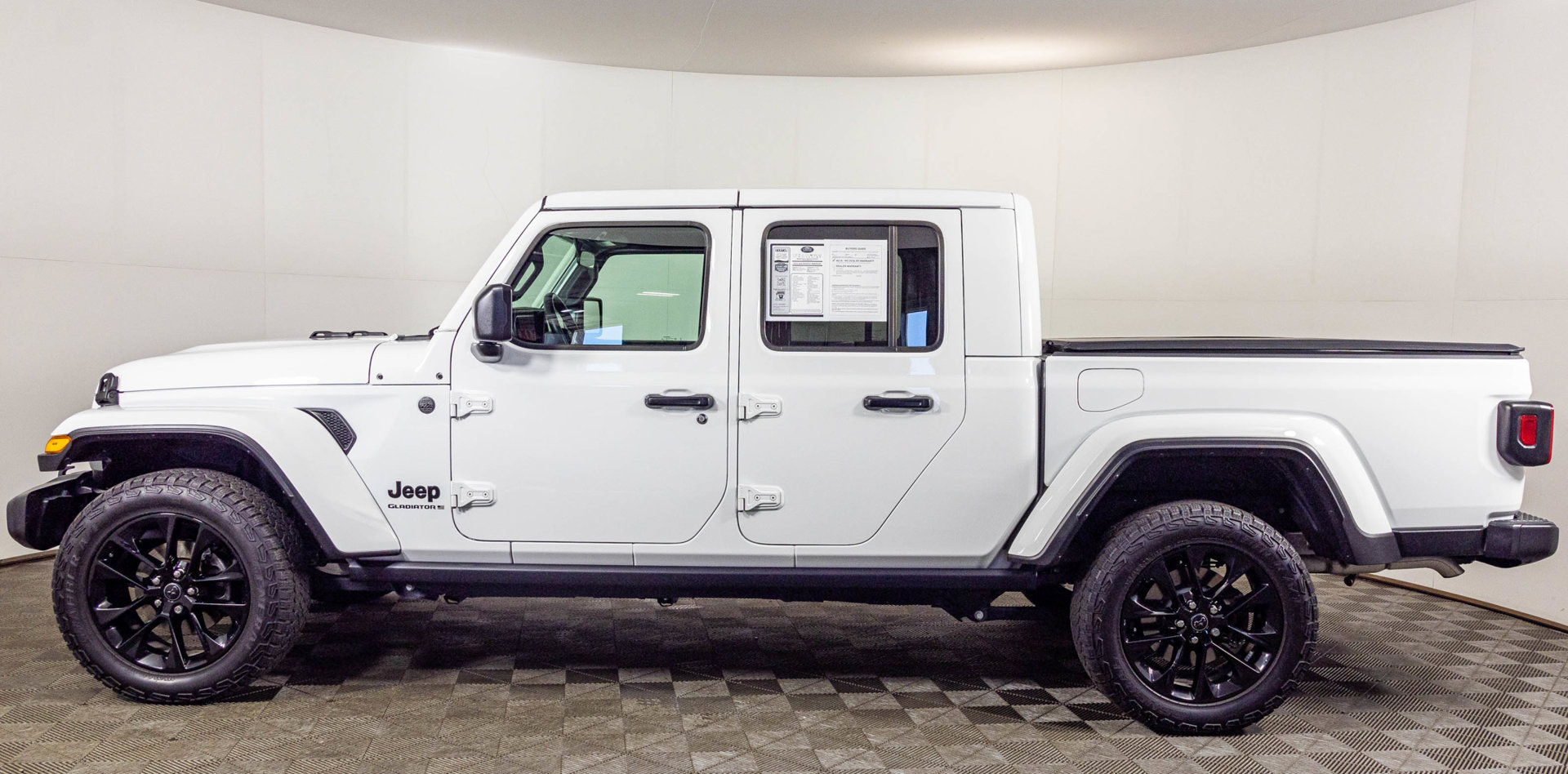 Used 2025 Jeep Gladiator Sport AWD/4WD image 16