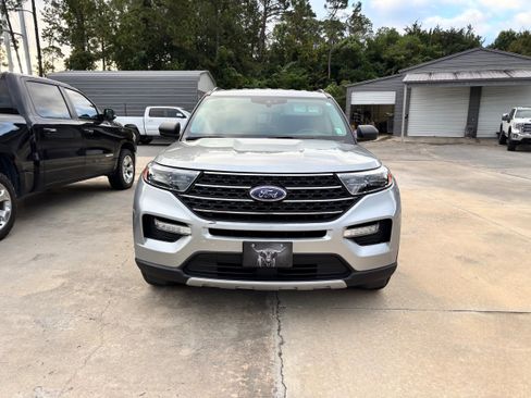 Used 2021 Ford Explorer XLT w/ Equipment Group 202A image 2