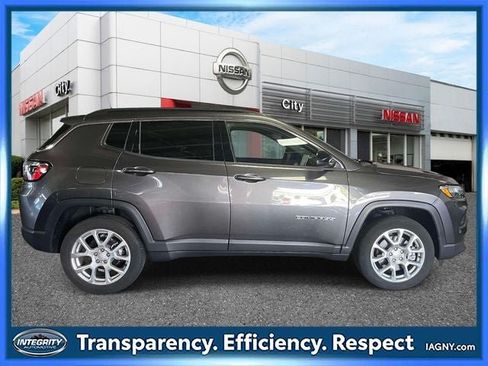 Used 2023 Jeep Compass Latitude AWD/4WD image 5