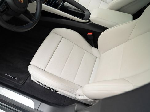 Certified 2025 Porsche Macan Electric image 17