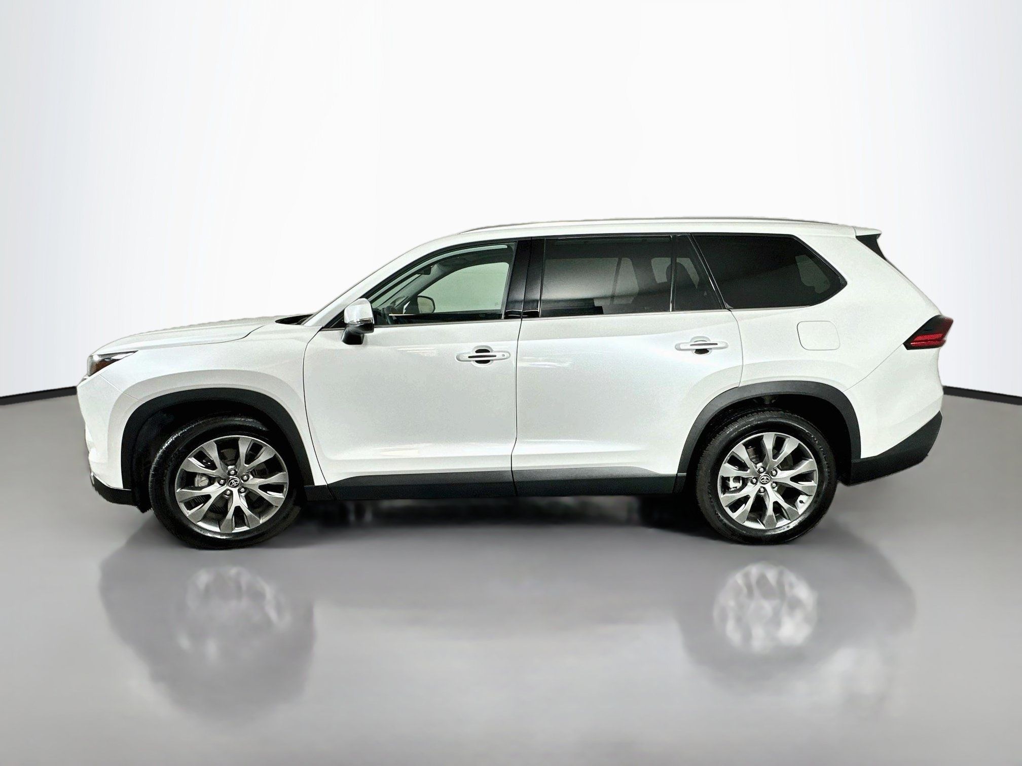 Used 2025 Toyota Grand Highlander AWD image 4