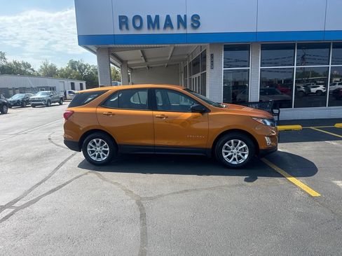 Used 2018 Chevrolet Equinox LS FWD image 2