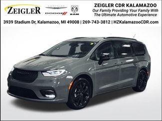 Certified 2025 Chrysler Pacifica Limited video 1