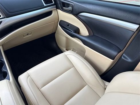 Used 2019 Toyota Highlander XLE image 16