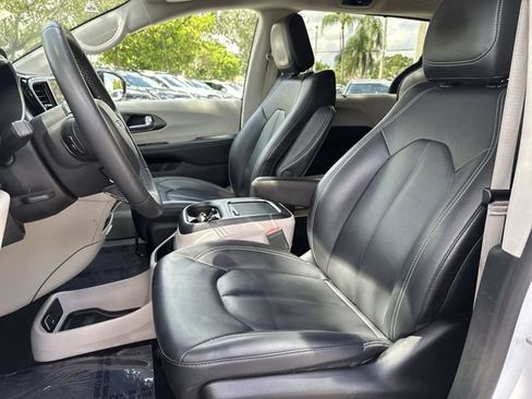 Used 2024 Chrysler Pacifica Touring-L FWD image 11