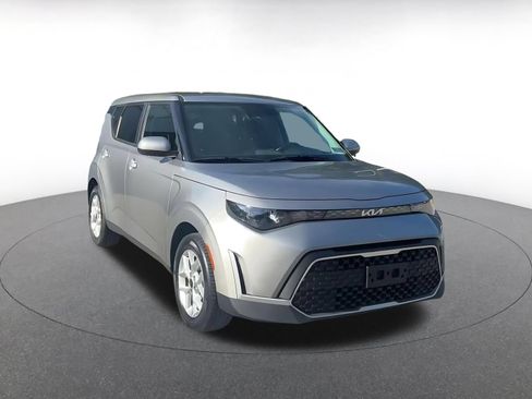 Used 2025 Kia Soul LX w/ LX Technology Package FWD image 3