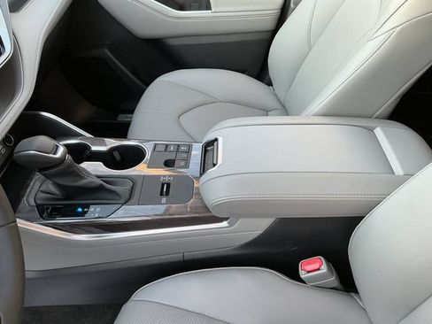 Used 2023 Toyota Highlander Limited FWD image 23