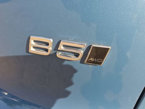 Used 2025 Volvo XC40 B5 Plus image 4