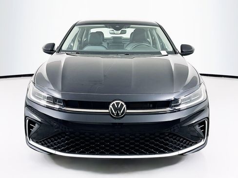 Used 2025 Volkswagen Jetta SE image 2