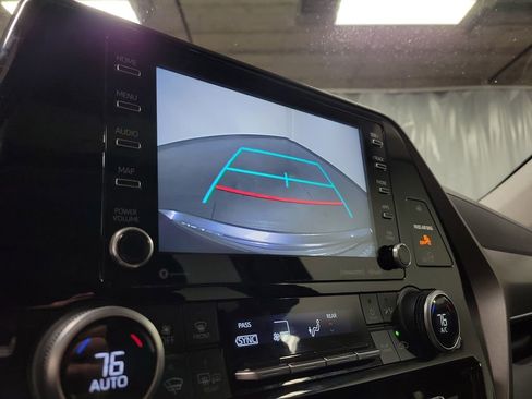 Used 2020 Toyota Highlander XLE image 17