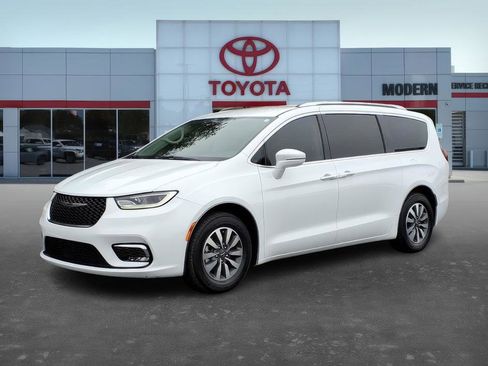 Used 2021 Chrysler Pacifica Touring-L image 1