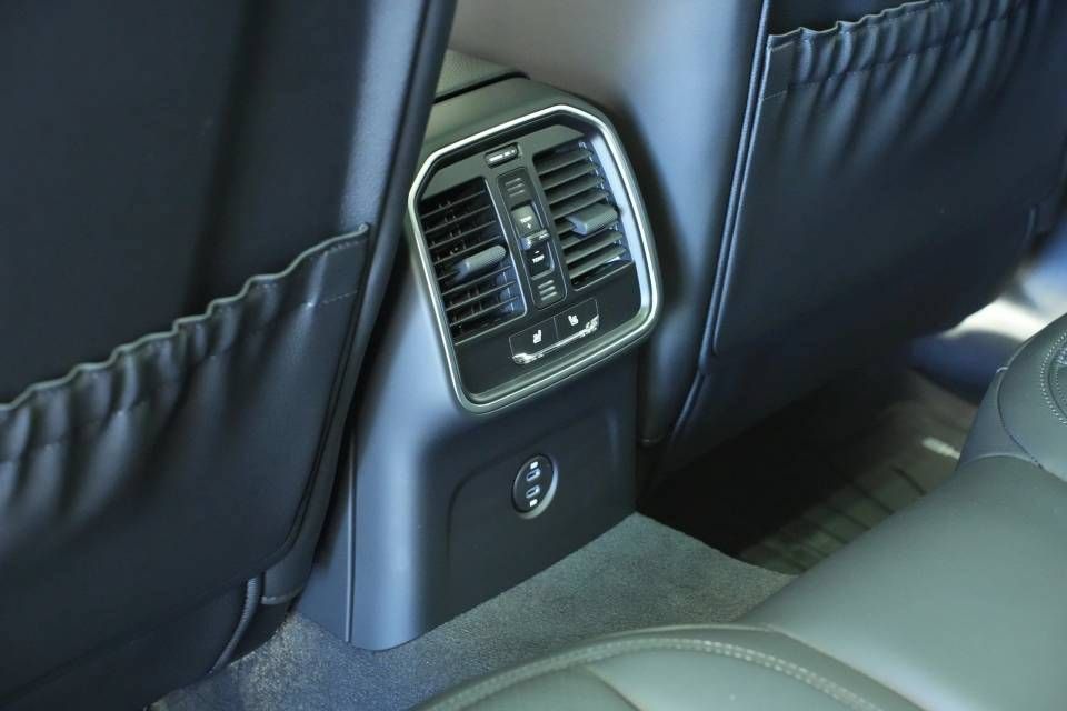 Certified 2026 Porsche Macan AWD/4WD image 26