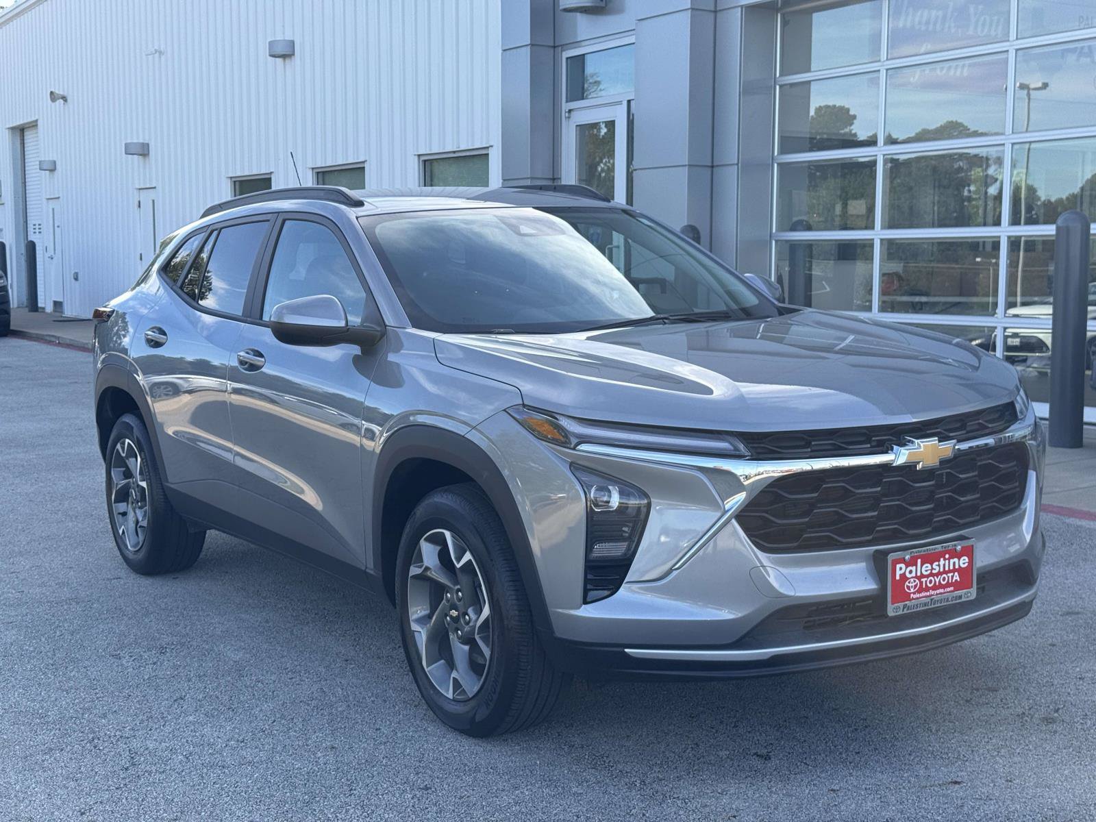 Used 2026 Chevrolet Trax LT FWD image 1