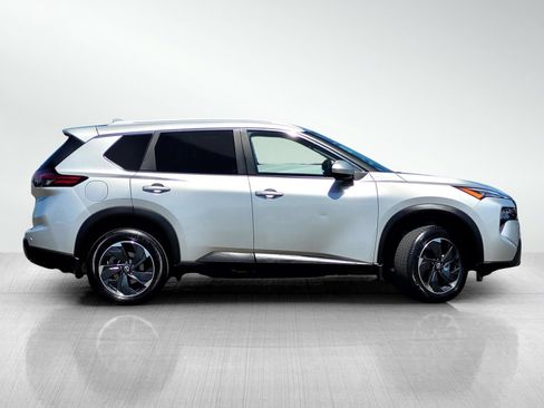 Used 2025 Nissan Rogue SV w/ SV Premium Package FWD image 3